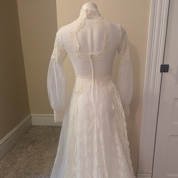 Vintage 70's cream wedding dress with pretty lace detail and long train size 0 - Picture 5 of 8